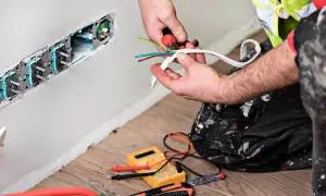 Czerwony i czarny kabel - który to plus i jak uniknąć błędów