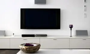 Nowoczesny salon z dużym telewizorem, idealny do tworzenia własnego rankingu telewizorów 75 cali.