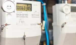 Cyfrowy licznik energii elektrycznej pokazuje zużycie 0006318.5 kWh. To prosty sposób, jak odczytać licznik prądu PGE.
