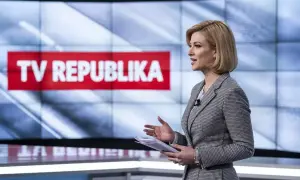Prezenterka w studio TV Republika z dokumentami w ręku.