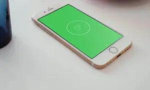 Złoty telefon z zielonym ekranem, na którym widać ikonę poziomicy.