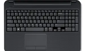 Klawiatura laptopa z touchpadem. Dowiedz się, jak wyłączyć klawiaturę w laptopie, korzystając z klawiszy funkcyjnych lub ustawień systemu.