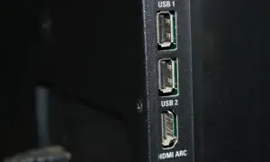 Jak podłączyć smartfona do telewizora przez USB - proste kroki i porady