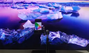 Telefon z kolorowym wzornikiem na tle lodowca. Idealny do kalibracji telewizora, by kolory były żywe jak na tym mroźnym krajobrazie.