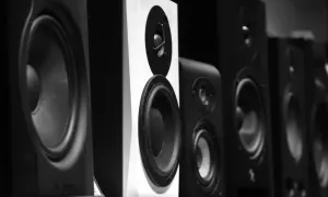 Rząd głośników studyjnych, jeden biały, reszta czarna. Zastanawiasz się spdif co to? To cyfrowe połączenie audio.