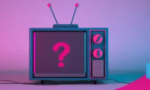 Jak odbierać telewizję naziemną bez dekodera? Stary telewizor z pytajnikiem na ekranie i logo TV+.