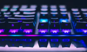 Klawiatura z fioletowym podświetleniem. Strzałki i klawisze Shift, Ctrl świecą. Komputer nie chce się włączyć, mimo że klawisze wyglądają na gotowe do akcji.