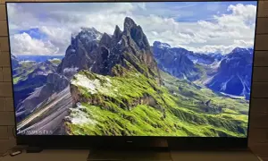 Piękny krajobraz górski na ekranie telewizora 65 cali. Idealny do relaksu, jak z rankingu telewizorów 65 cali.