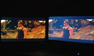 Dwa monitory pokazują tę samą scenę z filmu. Na lewym monitorze, z technologią matryca VA, kolory są cieplejsze, a na prawym chłodniejsze.
