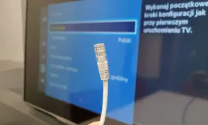 Jak podłączyć internet do telewizora bez Wi-Fi? Proste metody i porady