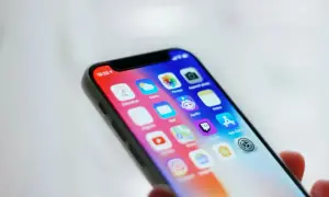Ekran iPhone'a z ikonami aplikacji. Ustawienia kontroli rodzicielskiej iPhone pomagają zarządzać dostępem do treści.