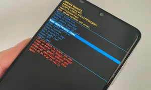 Ekran trybu odzyskiwania Samsunga z opcją "Wipe data/factory reset". Po resecie telefonu igłą może być potrzebne konto Google.