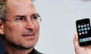 Steve Jobs prezentuje pierwszy iPhone, rewolucyjny smartfon, który zmienił świat.