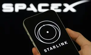 Telefon z logo Starlink i napisem "STARLINK" na tle logo SpaceX. Wiele osób szuka starlink opinie przed zakupem.