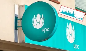 Znak UPC z wykresem pokazującym problemy z internetem.