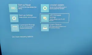 Ekran zaawansowanych opcji odzyskiwania systemu Windows. Widoczne opcje to: Naprawa systemu, Odinstaluj aktualizacje, Ustawienia uruchamiania, Ustawienia oprogramowania układowego UEFI (BIOS), Wiersz polecenia i Przywracanie systemu.