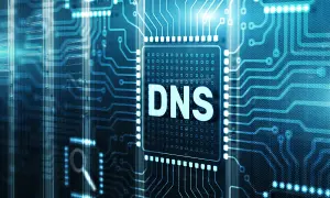 Sieć jest offline, ponieważ serwer DNS nie odpowiada. Widok na płytkę drukowaną z napisem DNS.