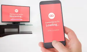 Smartfon i telewizor pokazują proces ładowania, niemal gotowe do mirroring.