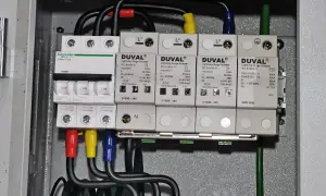 Zabezpieczenie przedlicznikowe z wyłącznikami i ochronnikami przepięciowymi DUVAL.