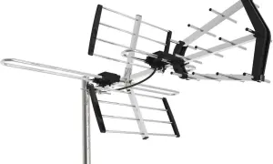 Antena do odbioru kanałów telewizji naziemnej, z elementami aluminiowymi i czarnymi mocowaniami.