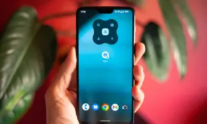 Dłoń trzyma smartfon z ikoną "Scans" na ekranie. To Twój podręczny skaner w telefonie, gotowy do działania.