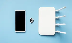 Biały smartfon i router Wi-Fi obok symbolu połączenia. Dowiedz się, jak udostępnić internet z telefonu na telefon.