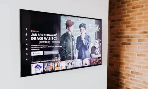 Telewizor wyświetla serial "Jak sprzedawać dragi w sieci". Zgubiony pilot? Nie martw się, jak włączyć telewizor bez pilota, gdy masz Netflixa.