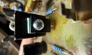 Element bd139 zamontowany na radiatorze, przykręcony do płytki drukowanej. Widać rezystory i kondensator.