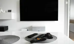 Pilotów na stole, gotowych do akcji. Zastanawiasz się, jak połączyć telefon z TV? To proste!