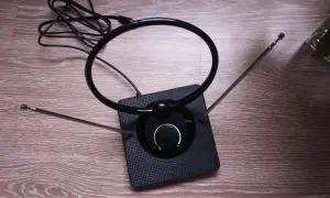 Nowoczesna, mocna antena pokojowa do telewizji naziemnej z regulacją wzmocnienia. Idealna do odbioru sygnału w domu.
