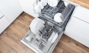 Otwarta zmywarka Electrolux z talerzami, szklankami i sztućcami. Dowiedz się, jak zresetować zmywarkę Electrolux, gdy coś pójdzie nie tak.