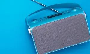 Turkusowe radio DAB, co to za nowoczesne urządzenie? Elegancki design, antena i głośnik.
