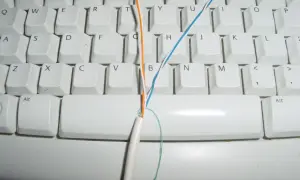 Kabel telefoniczny 4 żyłowy jak podłączyć? Pomarańczowa i niebieska żyła na klawiaturze.