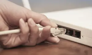 Jak podłączyć modem do komputera stacjonarnego - proste kroki i porady
