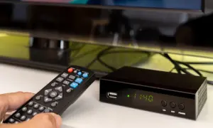 Pilot do telewizji naziemnej obok dekodera. Zastanawiasz się, jaki dekoder do telewizji naziemnej wybrać?