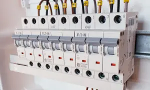 Instalacja elektryczna w domu: rząd bezpieczników Eaton i xPole Home. Wybór odpowiednich bezpieczników to klucz do bezpieczeństwa.