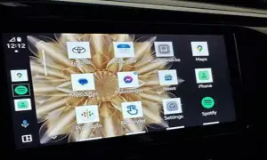 Ekran samochodu z ikonami aplikacji, w tym Toyota, Mapy, Telefon i Spotify. Próbuję połączyć się przez bluetooth, ale bezskutecznie.
