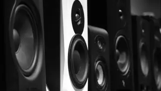 Rząd głośników studyjnych, jeden biały, reszta czarna. Zastanawiasz się spdif co to? To cyfrowe połączenie audio.
