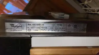 Tabliczka znamionowa zmywarki Whirlpool ADG 9540/1 AV. Szukasz informacji, jak zresetować zmywarkę Whirlpool?
