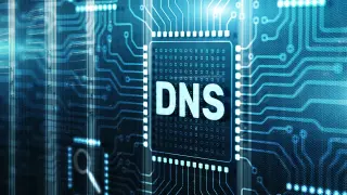 Sieć jest offline, ponieważ serwer DNS nie odpowiada. Widok na płytkę drukowaną z napisem DNS.