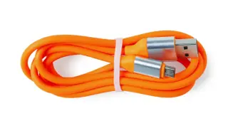 Pomarańczowy kabel USB z wtyczkami USB-A i micro USB. Czy silikon przewodzi prąd? Ten kabel pokazuje, że jego izolacja nie przewodzi.