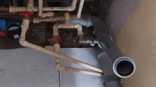 Instalacja hydrauliczna z zaworami i licznikiem wody, gotowa do podłączenia pralki do odpływu.