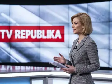 Prezenterka w studio TV Republika z dokumentami w ręku.
