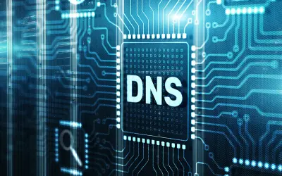 Sieć jest offline, ponieważ serwer DNS nie odpowiada. Widok na płytkę drukowaną z napisem DNS.