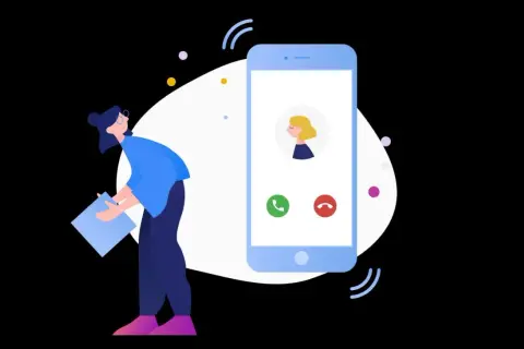 Kobieta z notatkami odbiera połączenie na telefonie. Widoczna ikona poczta głosowa play.