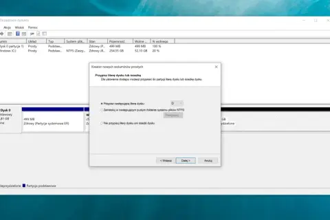 Kreator w Windows 11 pomaga jak podzielić dysk na partycje, przypisując literę D nowej partycji.
