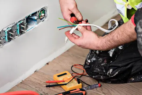 Czerwony i czarny kabel - który to plus i jak uniknąć błędów