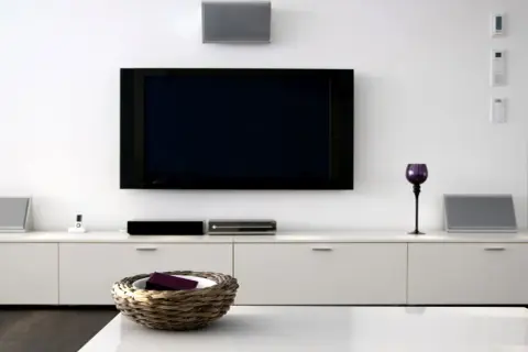 Nowoczesny salon z dużym telewizorem, idealny do tworzenia własnego rankingu telewizorów 75 cali.
