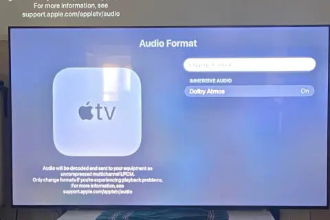 Ustawienia Apple TV: format dźwięku. Wybrano Dolby Atmos, co to jest? Dźwięk przestrzenny dla lepszych wrażeń.