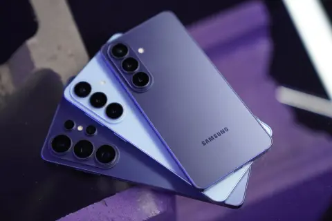 Dwa telefony Samsung w odcieniach fioletu i błękitu, z widocznymi modułami aparatów. Zapowiedź premiery Samsung S26.